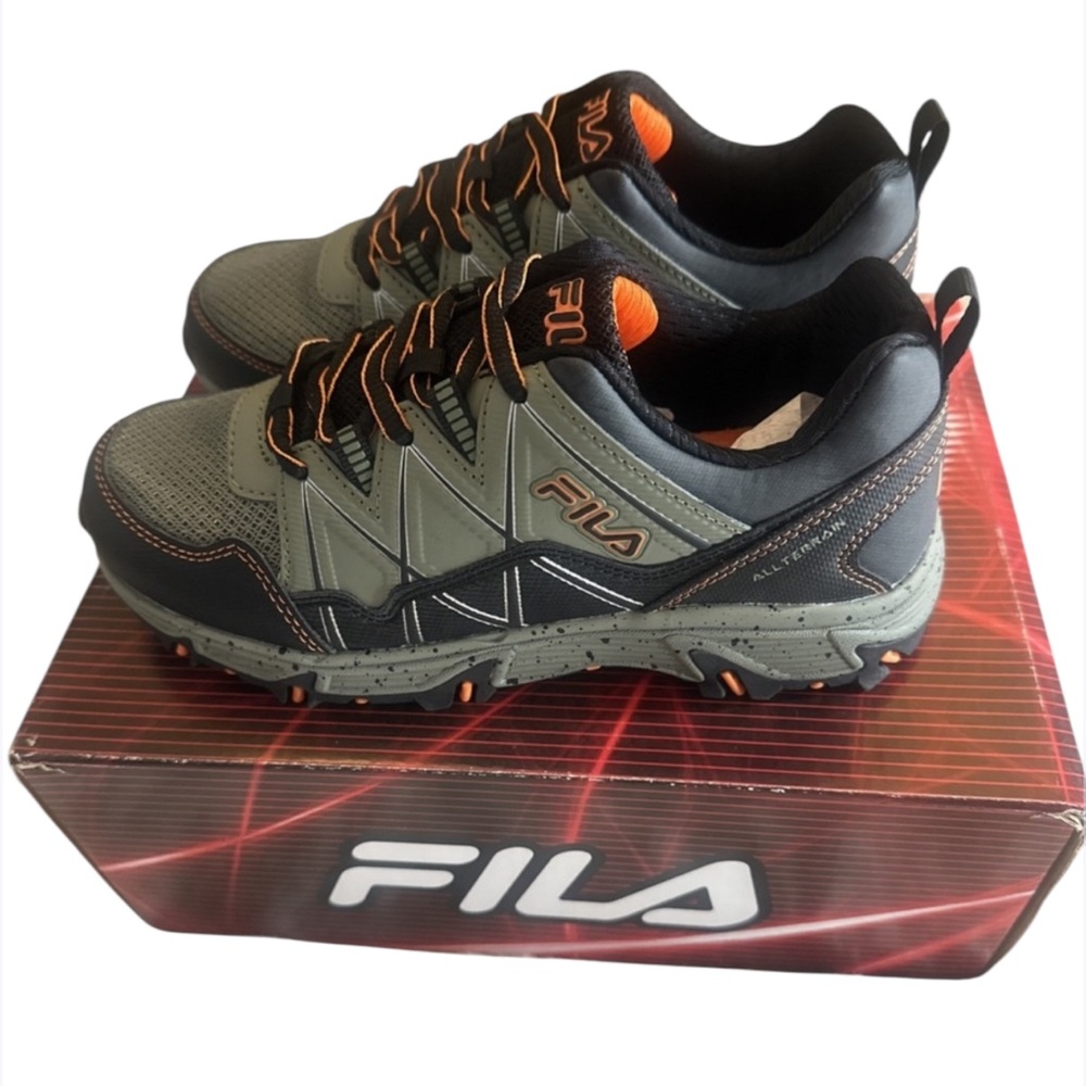 New FILA ‎ Kid,s AT PEAKE 24 Trail Shoes - Gray/Black/Orange - Size 3